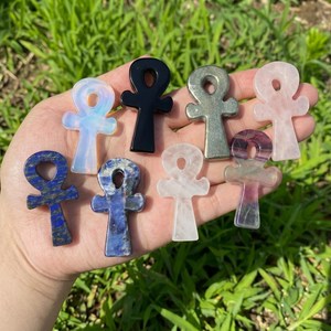 Ankh sculpté en pierre naturelle de 2 pouces, matériaux variés, cristaux mélangés : Lapis Lazuli, Fluorite, Opale, Quartz, Obsidienne, Énergie des Chakras - Product Image 5