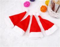 30 Piezas de Gorros Clásicos de Santa Claus Mini, de Tela de Felpa Ligera, para Manualidades, Tapas de Botellas, Porta Cubiertos, Decoración Navideña para Mesa
