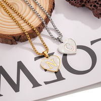 Pendentif Alphabet Coquillage Cœur |   Breloque lettre initiale incrustée de nacre |   Breloque en acier inoxydable plaqué or 18 carats PVD, résistante à l'eau