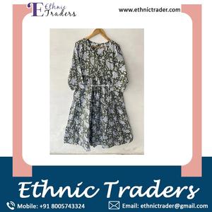 Robe longue décontractée en coton pour femmes indiennes avec imprimé paisley, style doux, tissu naturel pour un usage quotidien, prix de gros - Product Image 2