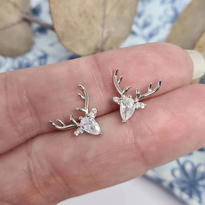 Orecchini a Perno a Forma di Cervo per Donne, Accessori per Orecchie con Forma Geometrica di Animale per Uso Quotidiano - Product Image 1