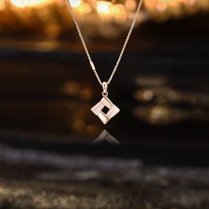 Collar con colgante geométrico para mujer, colgante cuadrado de aleación, joyería minimalista de moda, accesorio de regalo - Product Image 1
