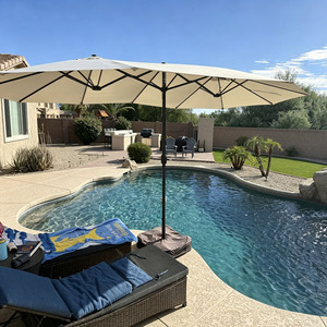 Sombrilla de Patio de 15 pies con Base, Sombrilla Rectangular Grande de Doble Cara Color Beige para Exteriores con Manivela para el Borde de la Piscina - Product Image 1