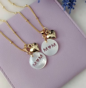 Collana per la Festa della Mamma con Ciondolo a Conchiglia Placcato Oro 14K <span class=keywords><strong>e</strong></span> Charm a Cuore, Regalo di Gioielleria per Mamma da Figlia o Figlio - Product Image 1