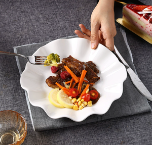 Assiette en céramique blanche pure en forme de feuille de lotus, assiette créative pour soupes et fruits, logo personnalisé pour restaurant, hôtel, mariage, vente en gros - Product Image 4