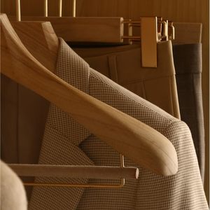 Cintres en bois à épaules larges en bois de Cinnamomum, cintres à barre transversale en velours pour costumes avec pinces, surface lisse non laquée - Product Image 6