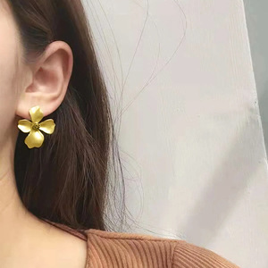 Eleganti Orecchini a Perno a Forma di Giglio per Donne, Stile Forestale, Gioielli per Uso Quotidiano - Product Image 3