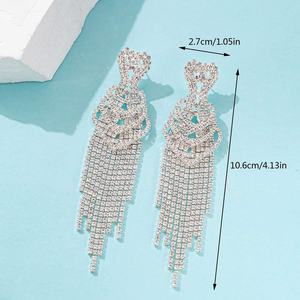 Boucles d'oreilles pendantes à pampilles et strass exagérés, style doré, pour femme, best-seller de la mode européenne et américaine, polyvalentes et sexy, idéales pour les banquets - Product Image 4