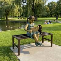 Sculpture en bronze grandeur nature de fille lisant un livre avec un chiot sur un banc, style antique, pour parc en bord de lac, statue en bronze