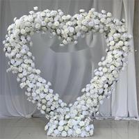 Herzförmiger Hochzeits-Empfangs-Bogen aus Seidenroten Rosen – Blumen-Hintergrund für Hochzeits-Events und Dekoration