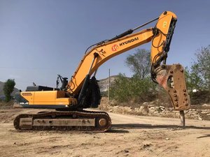 รถขุดหนักมือสอง Hyundai 520L-9VS พร้อมหัวเจาะ สำหรับงานก่อสร้าง รถขุด Hyundai 520L-9VS มือสองขาย - Product Image 3