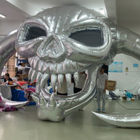 Tête de crâne de démon gonflable géante argentée métallique avec longues cornes, crâne de monstre pour la décoration d'événements d'Halloween, de maisons hantées et de scènes