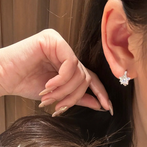 Pendientes de Aro Martillados de Plata 925 Reciclada, Acabado Mate, Joyería Sostenible, Hipoalergénicos, Venta al Por Mayor para Mujer - Product Image 1