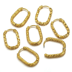 Boucles d'oreilles créoles rectangulaires texturées pour femmes |   Acier inoxydable plaqué or 18 carats avec design martelé |   Hypoallergénique et imperméable - Product Image 1