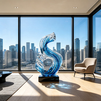 Jingyue OEM ODM Grande Statue Abstraite Artistique en Résine Bleue Transparente, Peinte à la Main, au Design Ondulé et Fluide, pour Entrée de Centre Commercial et Club