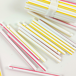 Bâtonnets de sucettes en plastique PP colorés, ronds, jetables, à un trou, longueur 72 mm, pour l'emballage de bonbons - Product Image 1