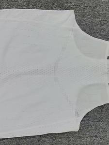 Chaleco de compresión para maratón de ajuste perfecto y sin costuras, 100% poliéster, de secado rápido y transpirable, camiseta sin mangas para correr maratones para hombre - Product Image 2