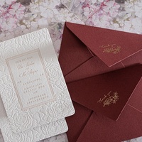 Invitation de mariage personnalisée en papier fait main à bords festonnés, avec ruban blanc et sceau de cire doré, imprimée en typographie
