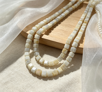 Perles en verre style porcelaine 4x4 en gros, perles carrées colorées en vrac pour la fabrication de bijoux DIY (bracelets, colliers) en boîte
