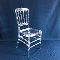 Chaise Chiavari Napoléon en résine acrylique moderne, élégante, empilable et durable de haute qualité pour hôtels, mariages, salles à manger et utilisation en extérieur
