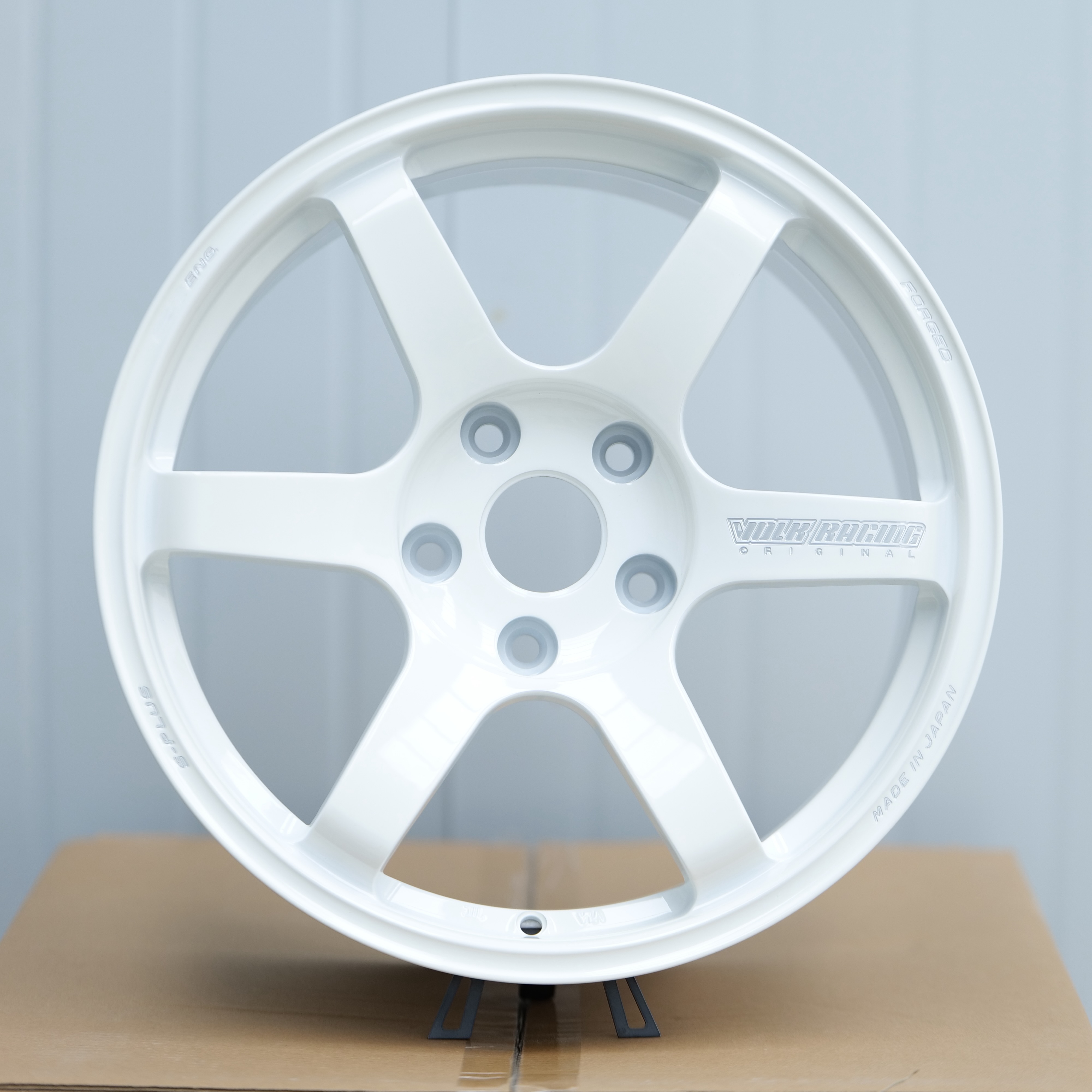 สีขาวเส้นประ