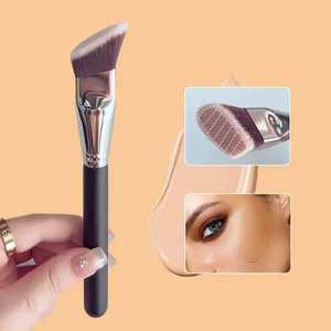 Juego <span class=keywords><strong>de</strong></span> 3 <span class=keywords><strong>brochas</strong></span> <span class=keywords><strong>de</strong></span> <span class=keywords><strong>maquillaje</strong></span> Kabuki angulares con mango <span class=keywords><strong>de</strong></span> madera, pelo sintético, virola gruesa <span class=keywords><strong>de</strong></span> aluminio y logotipo personalizado - Product Image 2