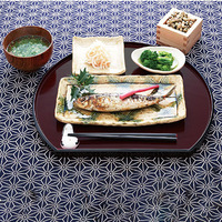 Plateau de service en plastique demi-lune de style japonais créatif, élégant et irrégulier, idéal pour les hôtels et les salons.
