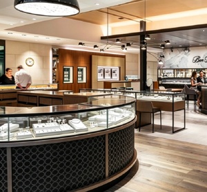 Design d'intérieur de bijouterie de luxe en crème et or, solution de vente au détail clé en main avec comptoir d'exposition en forme d'anneau - Product Image 3