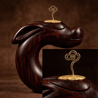 ICH Pièce de palmier en bois sculptée à la main en forme de lapin / Totem de poche