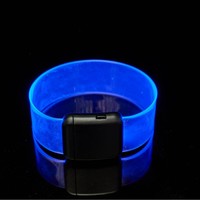 LED-Blinkende Leuchtende Handförmige Plastik-Armbänder Knopf- & Geräuschaktiviert Batteriebetrieben für Konzerte Partys & Veranstaltungen