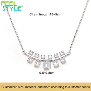 Collar con Colgante de Barra en Forma de Arco con Gema de Circonita Cúbica Baguette Totalmente Personalizado para Mujer, en Oro PVD, Oro Rosa, Plata, Acero Inoxidable 316, con Cadena de Caja - Product Image 6