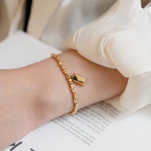 Collar de cadena de serpiente con colgante de barra de oro pequeña de acero inoxidable YUNLAN, diseño de lingote de oro, estilo moderno y personalizado - Product Image 3