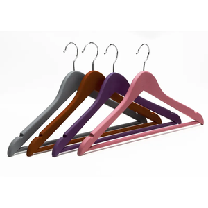 <span class=keywords><strong>Cintre</strong></span> en bois <span class=keywords><strong>vert</strong></span> avec revêtement en caoutchouc personnalisé Cintres noirs pour vêtements - Product Image 2