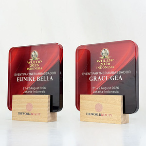 Placa de Vidrio Cuadrada Personalizada con Degradado Rojo-Negro y Círculo Dorado sobre Base de Madera Natural - Premio de Reconocimiento para Eventos MH-J0152 - Product Image 5