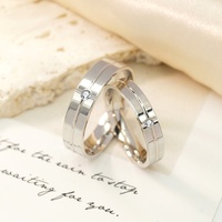 Bague de Fiançailles et de Mariage en Gros : Anneau Simple, Sertissage Clos, Design Tendance et Classique