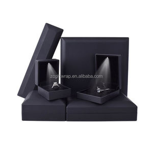 Factory Direct Supply Schmucks cha tullen Neueste Led Custom Logo Schwarze Verlobung sring Box mit LED-Licht - Product Image 1