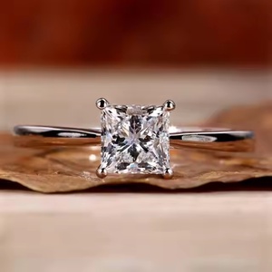 Anillo de Aniversario de Estilo Sencillo Personalizado en Oro Sólido de 18K con Moissanita de Corte Princesa de 1ct, Color D, Certificado IGI y Engaste de Garras - Product Image 2