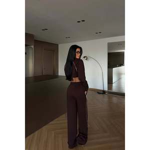 Conjunto Deportivo Informal con Capucha Marrón, Talla Grande, 2 Piezas, Transpirable y Reflectante con Logotipo Estampado, para Invierno - Product Image 1