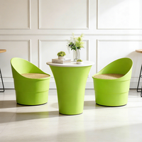 Ensemble de tables et chaises d'extérieur en plastique PP, design moderne, résistant à l'eau, léger, empilable, durable, facile à transporter