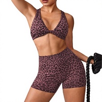 Ensemble 2 pièces de yoga transfrontalier anti-transpiration imprimé léopard avec short et soutien-gorge dos couvrant à design torsadé en Spandex/Nylon pour femme