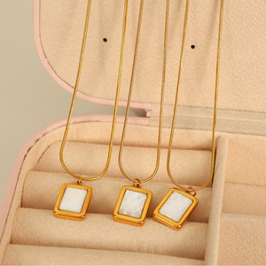 Collier en acier inoxydable avec pendentif carré en coquille blanche, design géométrique minimaliste européen et américain, bijou cadeau - Product Image 1