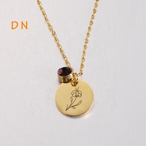 Dina Venta al Por Mayor Collar de Oro de 18K con Piedra de Nacimiento de 12 Meses y Flor de Nacimiento Grabada a Láser Collar con Disco Redondo Joyería de Acero Inoxidable - Product Image 4