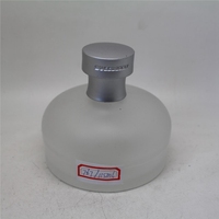 Botella de perfume de vidrio rojo vacío con cilindro de conjunto completo de 100ml con tapa de cadena de bomba plateada