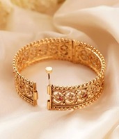 Bracelet en laiton filigrané orné, motif linéaire, accents de pierres rouges, écologique, fait main, traditionnel, pour femmes, pour mariage/fête/événement