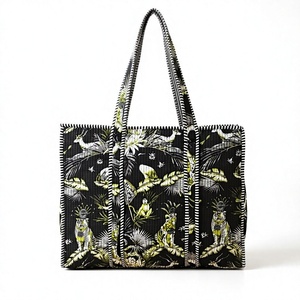 Bolsa de Compras de Lujo para Mujer, Acolchada, Gran Capacidad, con Cadenas, Estampado Vibrante de Vida Tropical, Tela de Algodón Premium - Product Image 4
