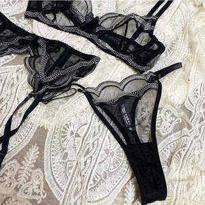 Yicheng Lingerie Sexy Européenne et Américaine à Succès, Ensemble Soutien-Gorge Trois Pièces en Dentelle Fine Anti-Affaissement à <span class=keywords><strong>Bon</strong></span> <span class=keywords><strong>Prix</strong></span> - Product Image 4