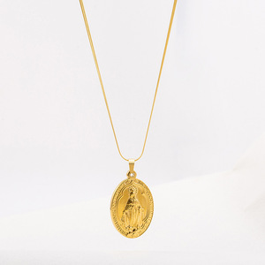 จี้พระแม่มารีชุบทองพร้อมสร้อยคองู ดีไซน์รูปวงรี เหมาะสำหรับผู้ที่รักษาศรัทธา - Product Image 1