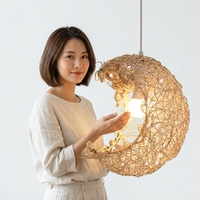 Lampe suspendue en rotin tressé à la main, forme de lune, lampe en forme de croissant organique, lampe décorative d'intérieur pour salle à manger, bar