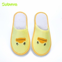 Pantoufles d'hôtel jetables en peluche de dessin animé canard jaune doux, antidérapantes, avec semelle en EVA, pour enfants, vente en gros personnalisée