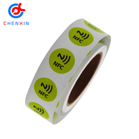 Muestra gratis 13,56 MHz NTAG 213 chip NFC 25mm círculo logotipo personalizado NFC pegatina protocolo iso14443a impresión en color pegatina/etiqueta